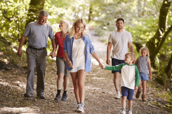 famille randonnant dans le pays de Lure